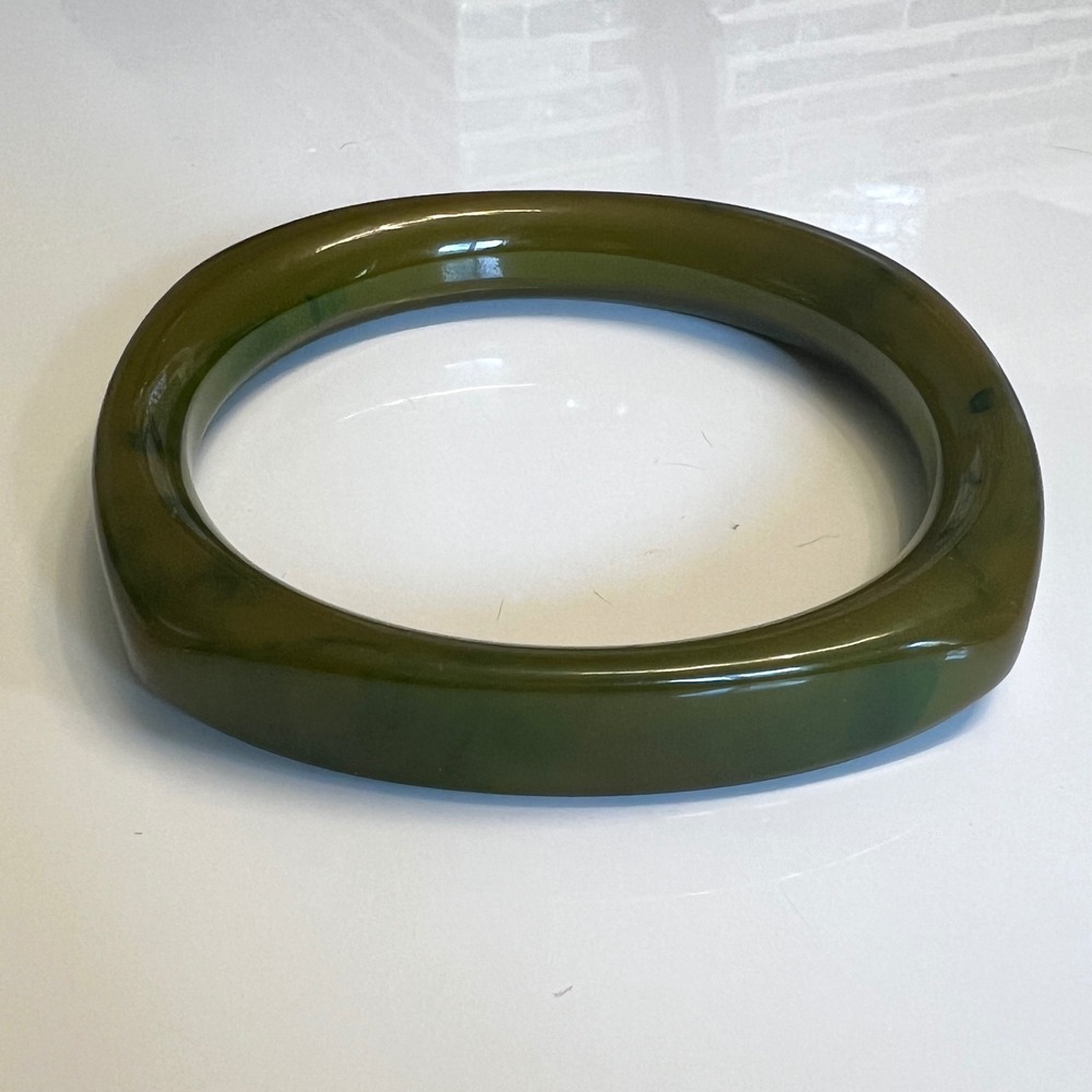 Vintage Olive Green Bakelite Carved Bangle Bracelet Simichrome Tested - Picture 4 of 9